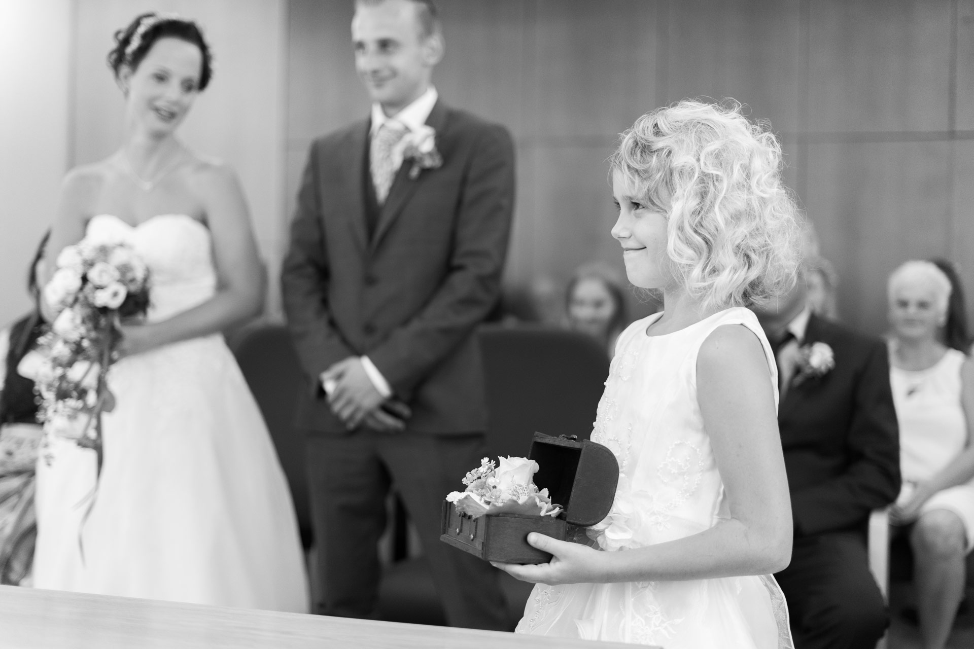 Hochzeitsfotografie Steiermark &ndash; Brautpaar und Blumenm&auml;dchen, professionell fotografiert von Michael Wallisch