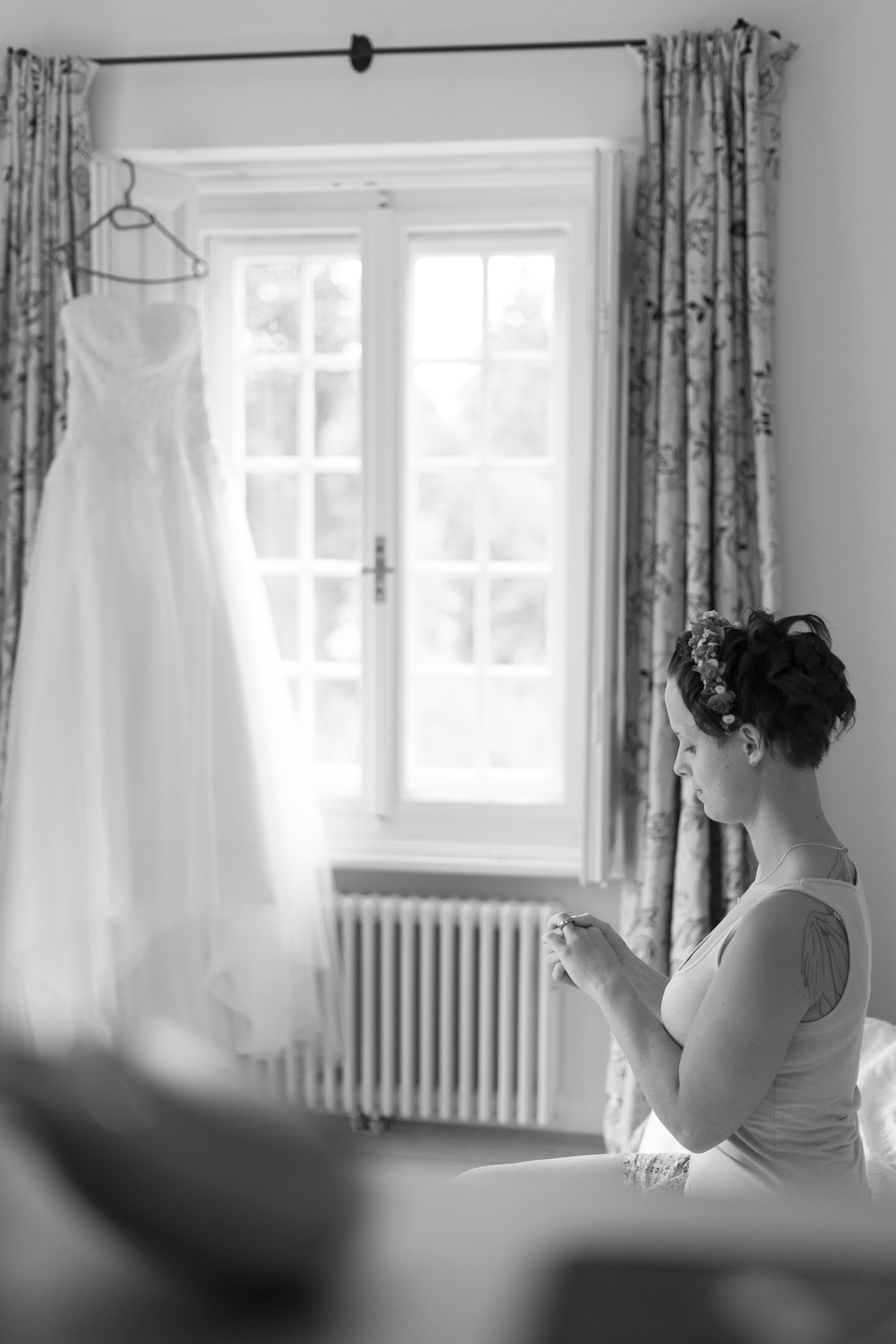 Hochzeitsfotografie Steiermark &ndash; Braut bei der Vorbereitung, professionell fotografiert von Michael Wallisch