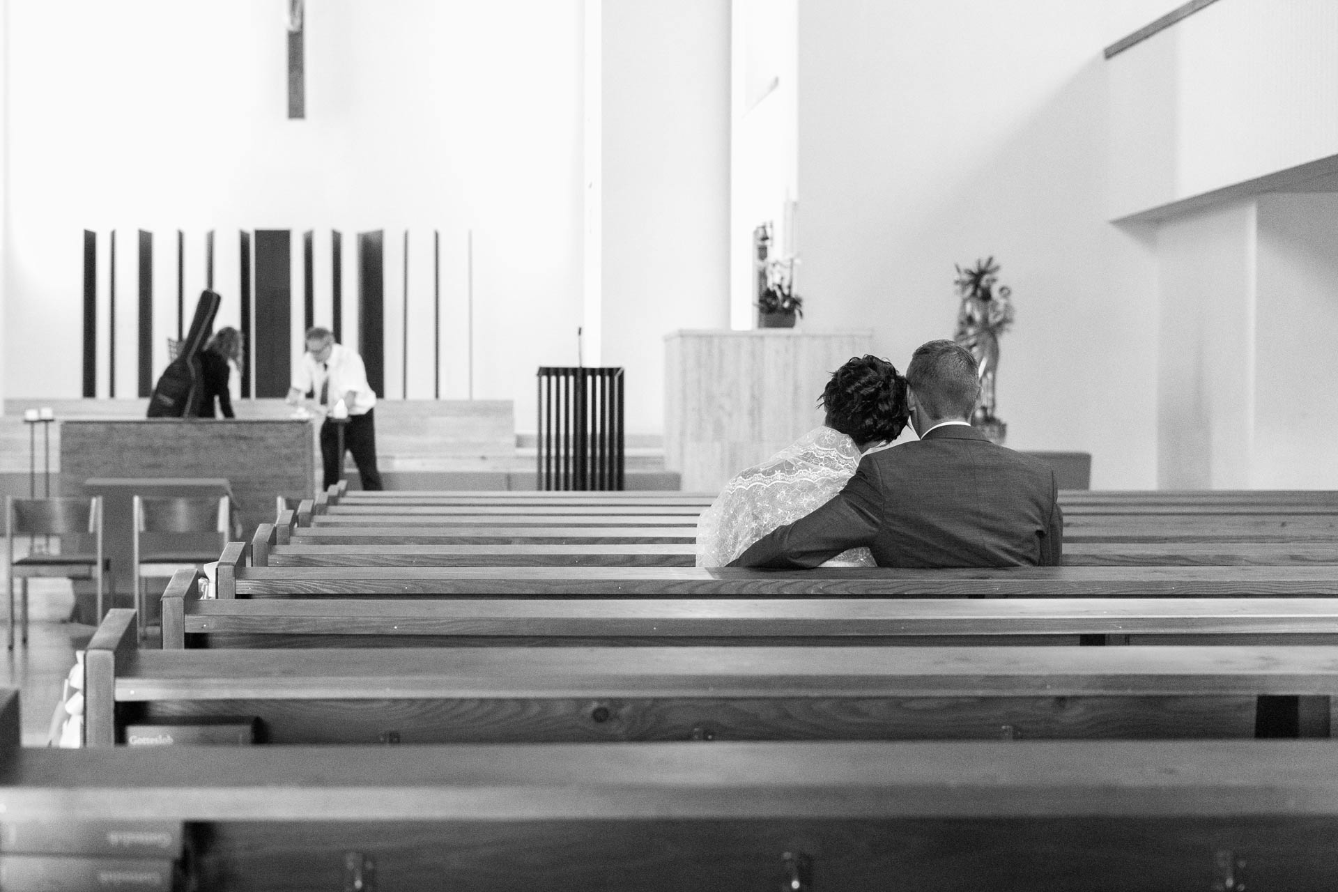Hochzeitsfotografie Steiermark &ndash; Brautpaar in der Kirche - schwarzweiss, professionell fotografiert von Michael Wallisch