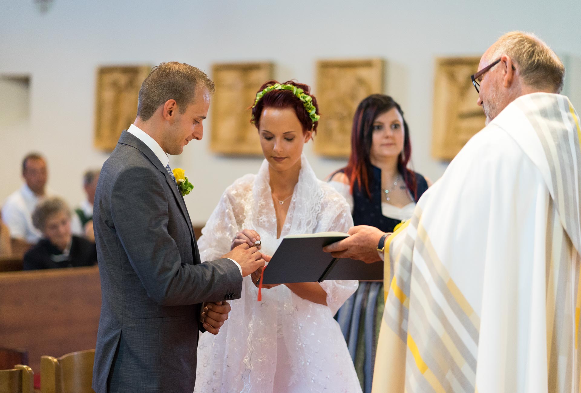 Hochzeitsfotografie Steiermark &ndash; Brautpaar in der Kirche, professionell fotografiert von Michael Wallisch