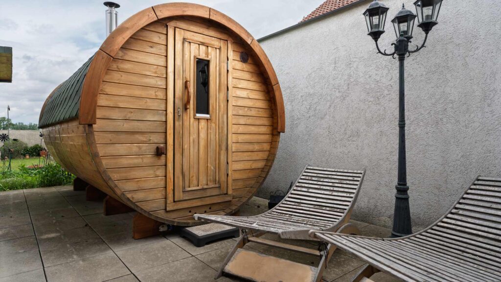 Au&szlig;enbereich mit Fass-Sauna, Einfamilienhaus in Marchegg, Nieder&ouml;sterreich