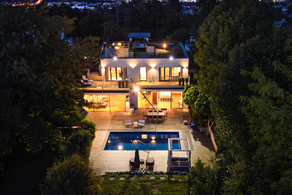 Villa mit Pool in Brunn am Gebirge, Nieder&ouml;sterreich, bei Nacht aus der Luft