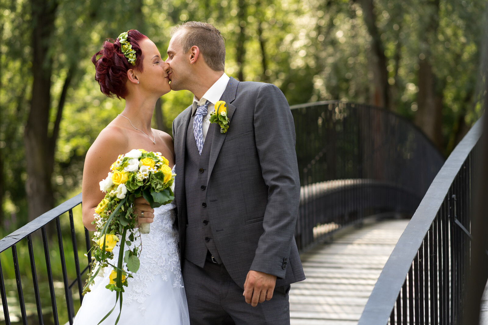Brautpaar beim Kuss nach der Trauung – Hochzeit im Murtal, Steiermark