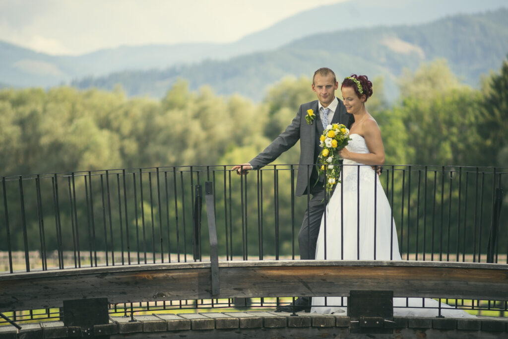 Brautpaar nach der Trauung im Freien – Hochzeit im Murtal, Steiermark