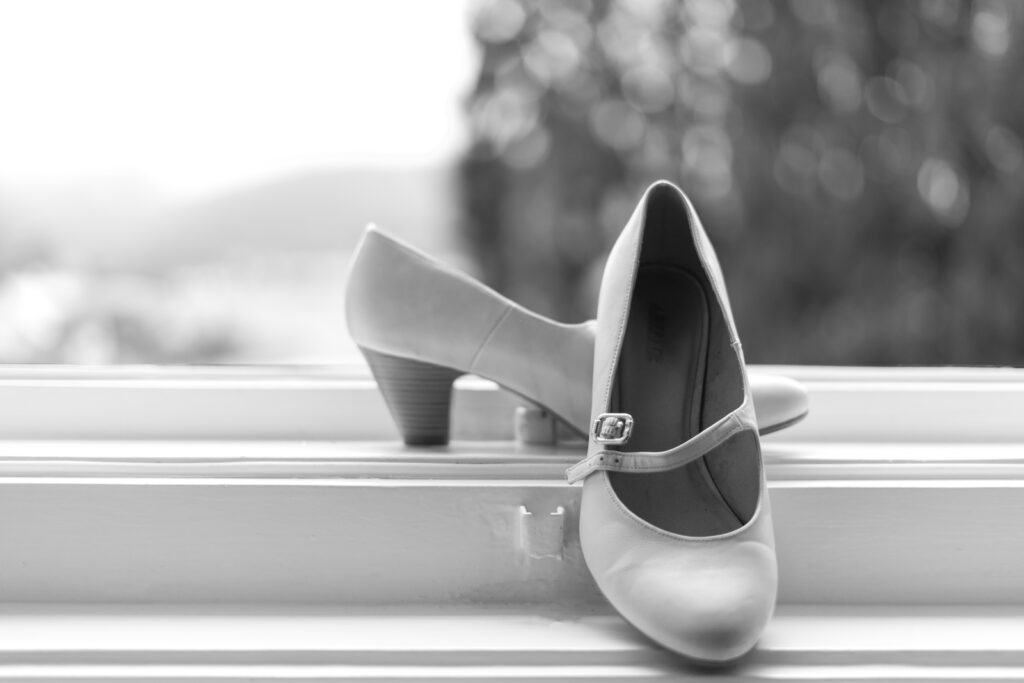 Brautschuhe vor der Trauung – Hochzeit im Murtal, Steiermark