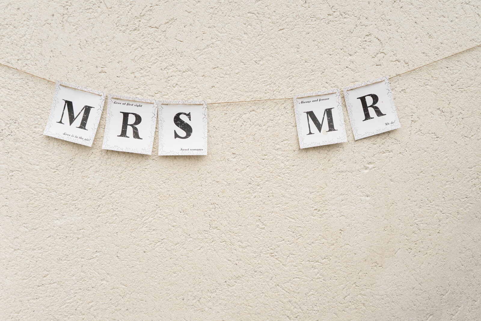 Dekoration mit dem Schriftzug Mr. und Mrs. &ndash; Hochzeit im Murtal, Steiermark