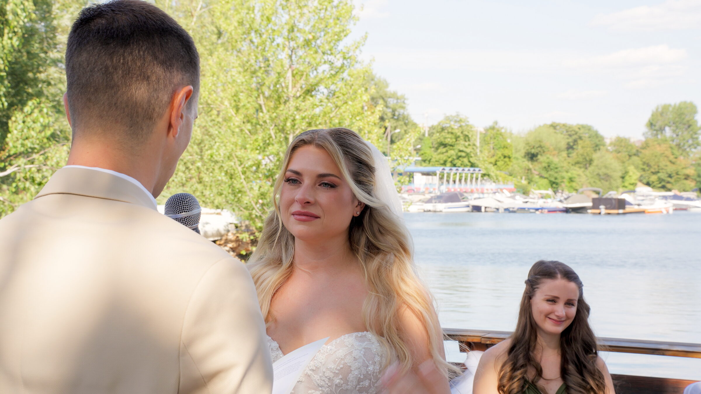 Braut h&ouml;rt dem Ehegel&uuml;bde zu &ndash; freie Trauung an der Alten Donau in Wien