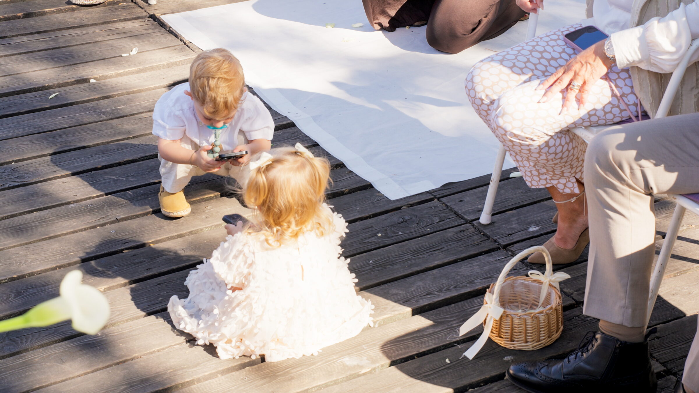Zwei Kinder spielen w&auml;hrend der Trauung auf dem Holzsteg &ndash; Hochzeit an der Alten Donau in Wien