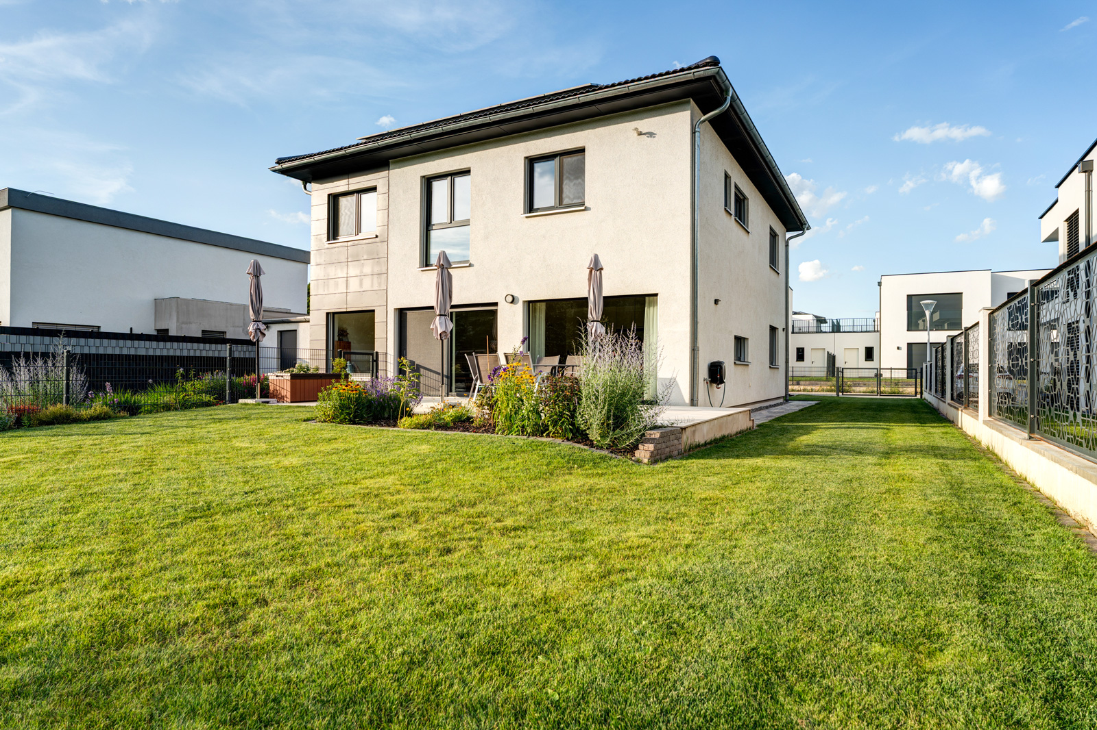 Immobilienfotograf-Niederoesterreich-Einfamilienhaus-Aussenansicht-mit-Garten