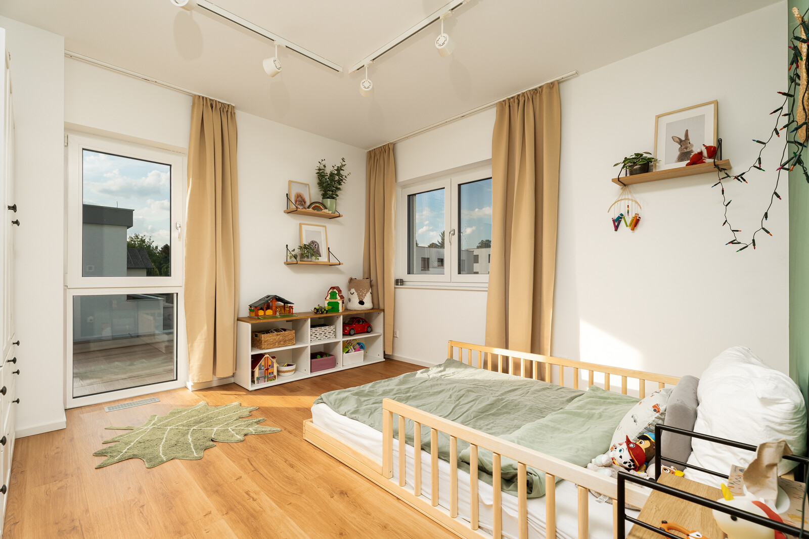 Kinderzimmer in Groß-Schweinbarth, Niederösterreich – Immobilienfotografie mit Bodenbett, Spielregal und Terrassentür