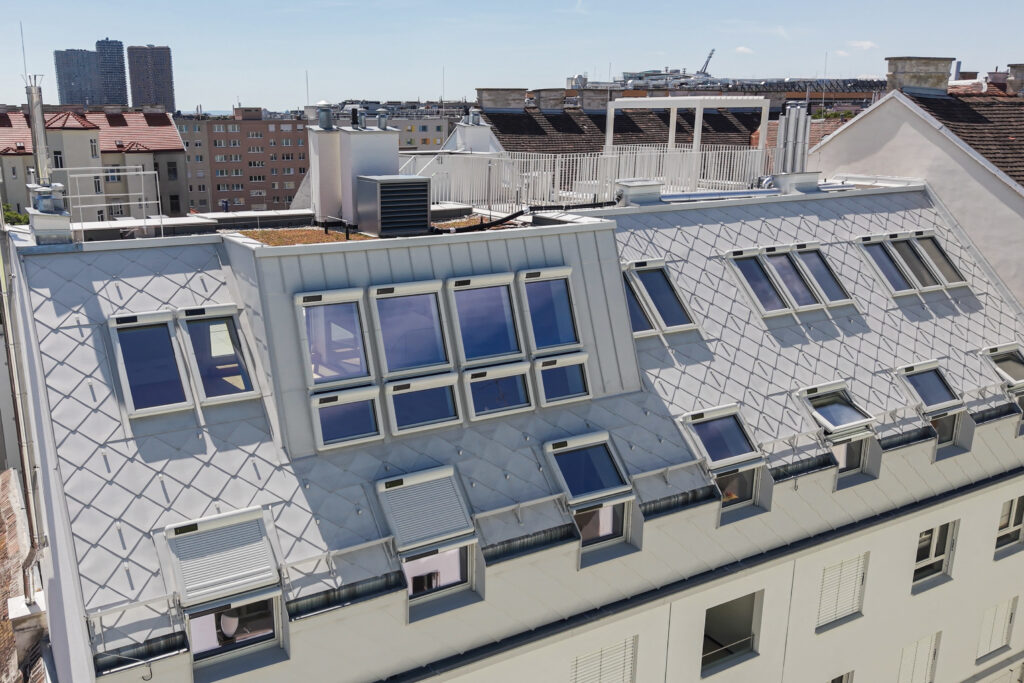 Dachgeschoss eines Wohnhauses in Wien-Landstraße von oben, mit mehreren Dachflächenfenstern