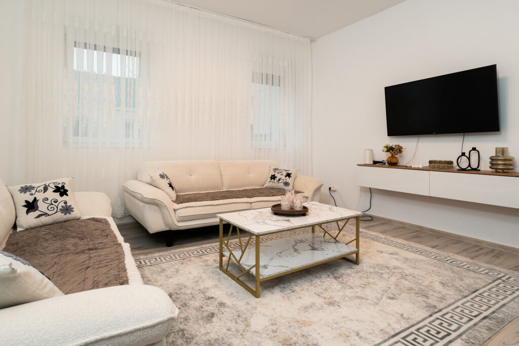 Wohnzimmer mit Couch in G&auml;nserndorf, Nieder&ouml;sterreich