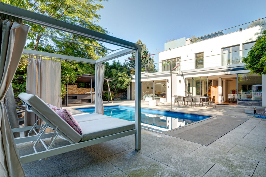 Außenaufnahme einer Villa mit Pool in Brunn am Gebirge, Niederösterreich