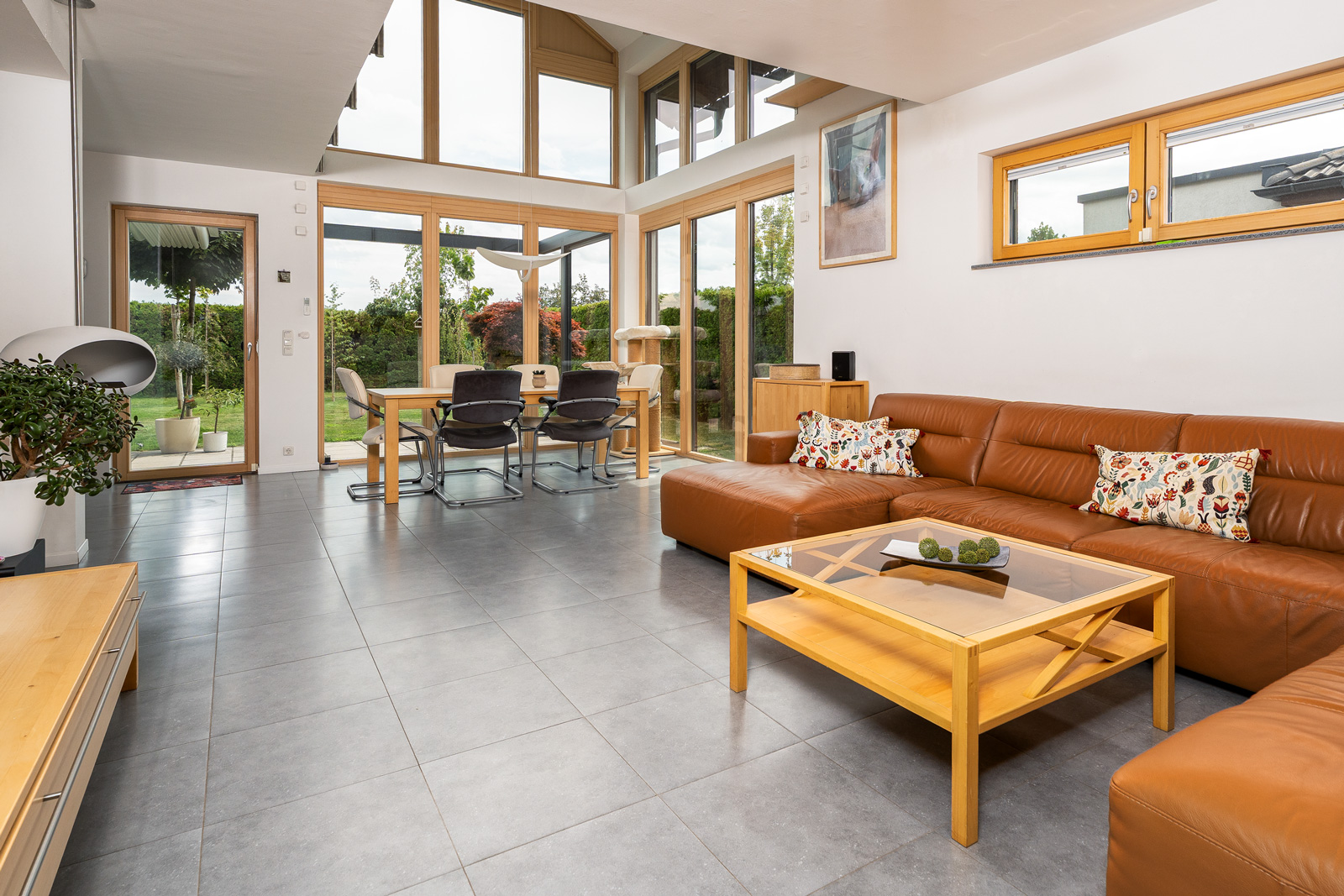 Wohnzimmer mit großer Glasfront in einem Einfamilienhaus in Deutsch-Wagram, Niederösterreich
