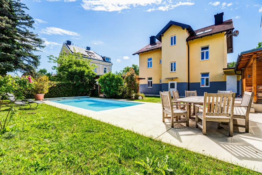 Außenansicht eines Einfamilienhauses mit Garten und Pool in Perchtoldsdorf, Niederösterreich