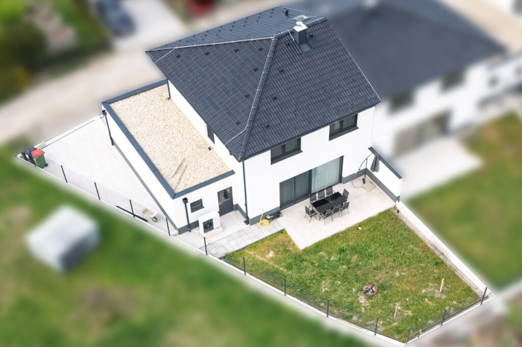Einfamilienhaus in Weikendorf, Niederösterreich, aus der Luft mit Grundstück und Umgebung