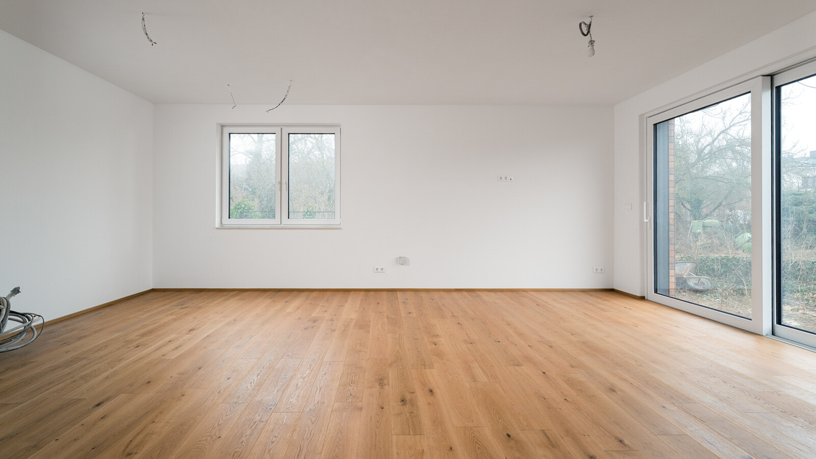 Leerer Wohn- und Essbereich mit offener Küche in Lassee, Niederösterreich – vor dem Virtual Staging