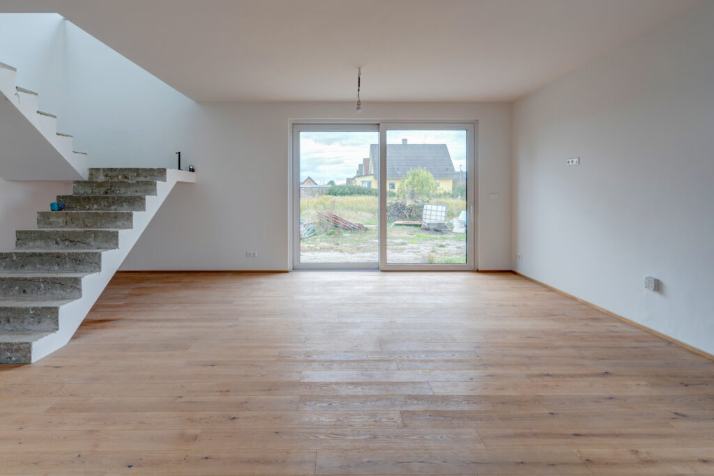 Wohnzimmer in Lassee, Niederösterreich – leerer Raum vor dem Virtual Staging